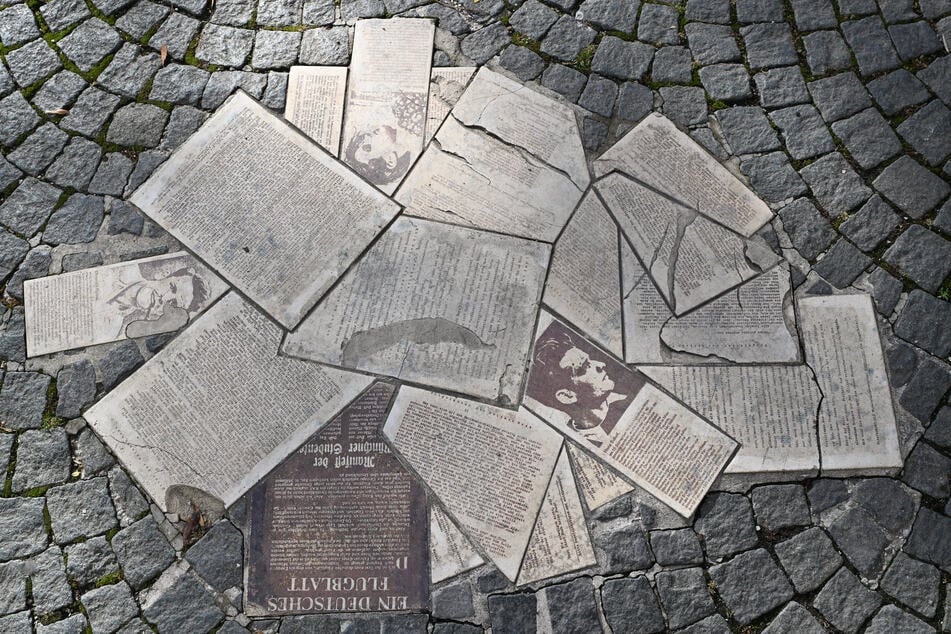 Das Denkmal zur Ehrung der "Weißen Rose" vor dem Hauptgebäude der Ludwig-Maximilians-Universität.