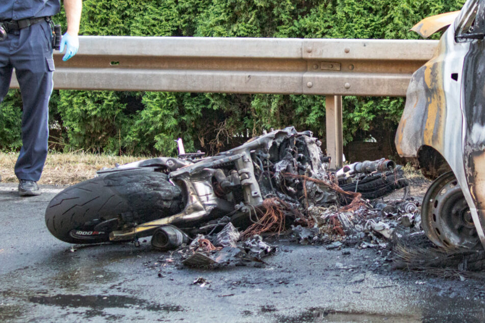 Tödlicher Unfall: Hyundai und Motorrad brennen nach Zusammenstoß - Biker (†30) stirbt