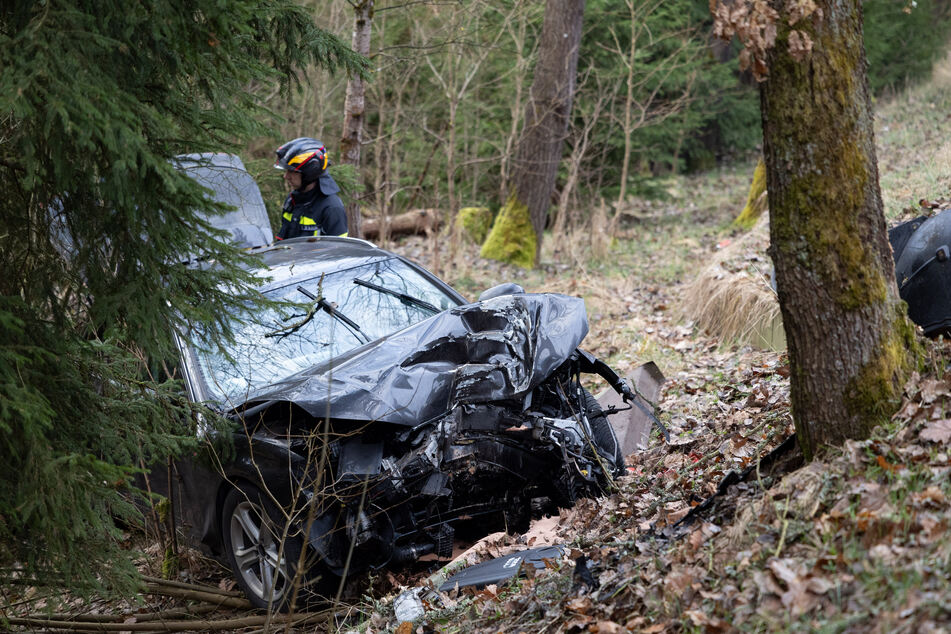 Schwerer Unfall auf Landstraße: Audi-Fahrerin kracht gegen Baum