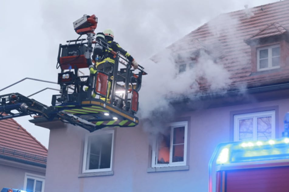 Die Feuerwehr setzte eine Drehleiter ein, um die Flammen zu bekämpfen.