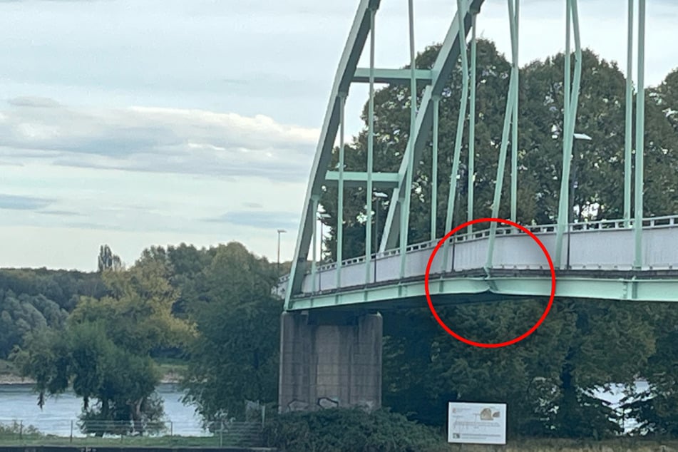 Schiffskran kracht gegen Kölner Brücke!
