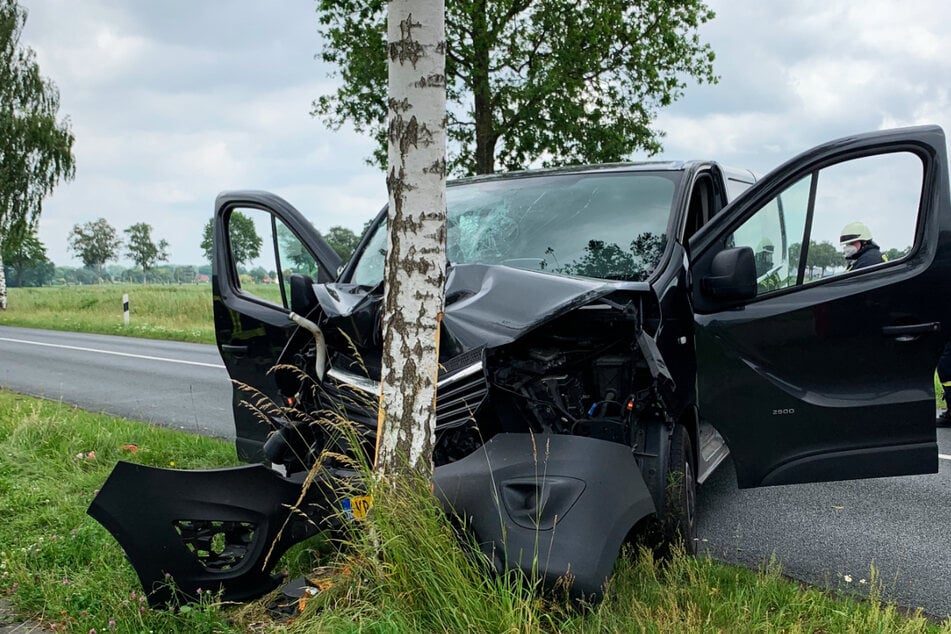 Das Auto wurde bei dem heftigen Unfall total beschädigt.