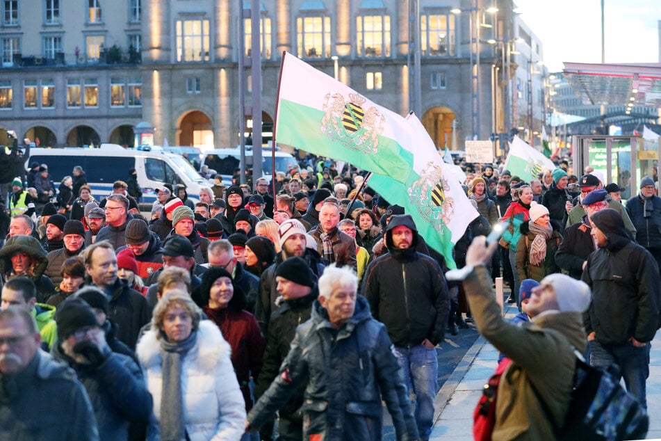 "Querdenker"-Demo in Dresden: Vom Altmarkt aus lief der Protest-Zug durch die Innenstadt.