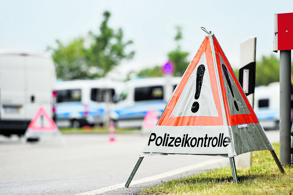 Am "Löbauer Wasser" richtete die Polizei gestern einen Kontrollpunkt ein.