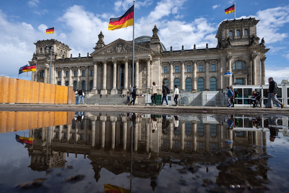 Wer aus beruflichen Gründen in den Bundestag will, muss sich vorher anmelden.