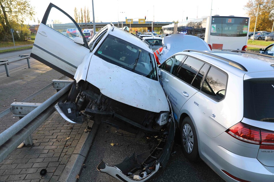 Der VW Passat (l.) krachte im Gegenverkehr in einen VW Golf und blieb schräg auf einer Leitplanke stehen.