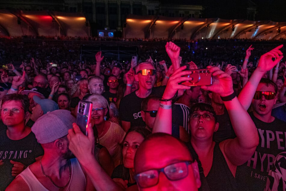 Einfache Texte, die sich jeder merken kann. Fans der Band tragen beim Konzert Motto-Shirts mit Songtiteln wie "Hyper Hyper".