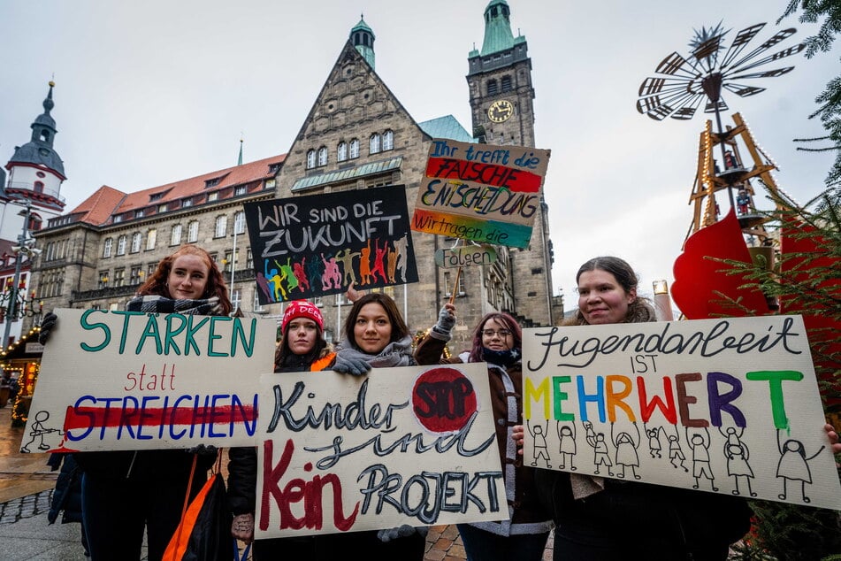Hier protestieren Praktikanten vom Jugendklub Punkt West Rabenstein gegen die Kürzungspläne im Rathaus.