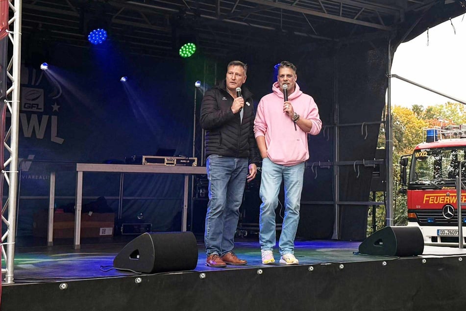 Carsten Spengemann (r.) und Roman Motzkus haben den Fans am Stadion bereits eingeheizt, jetzt sind die Tore offen.