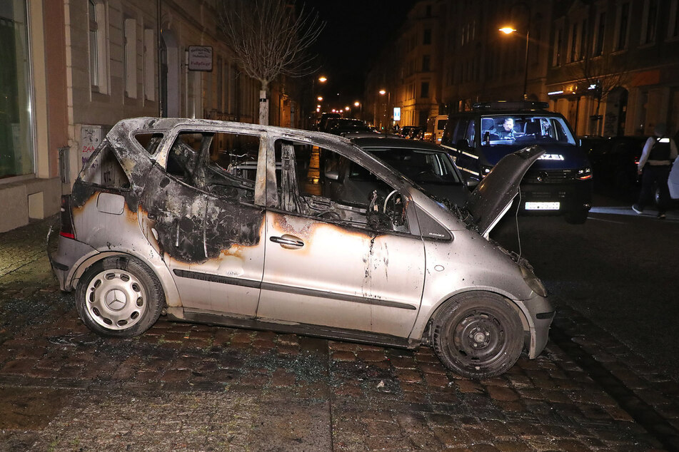 Auf der Hechtstraße brannte am Donnerstagabend ein Mercedes.