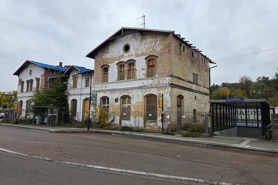 Die denkmalgeschützten Bahnhofsgebäude sind völlig verwahrlost.