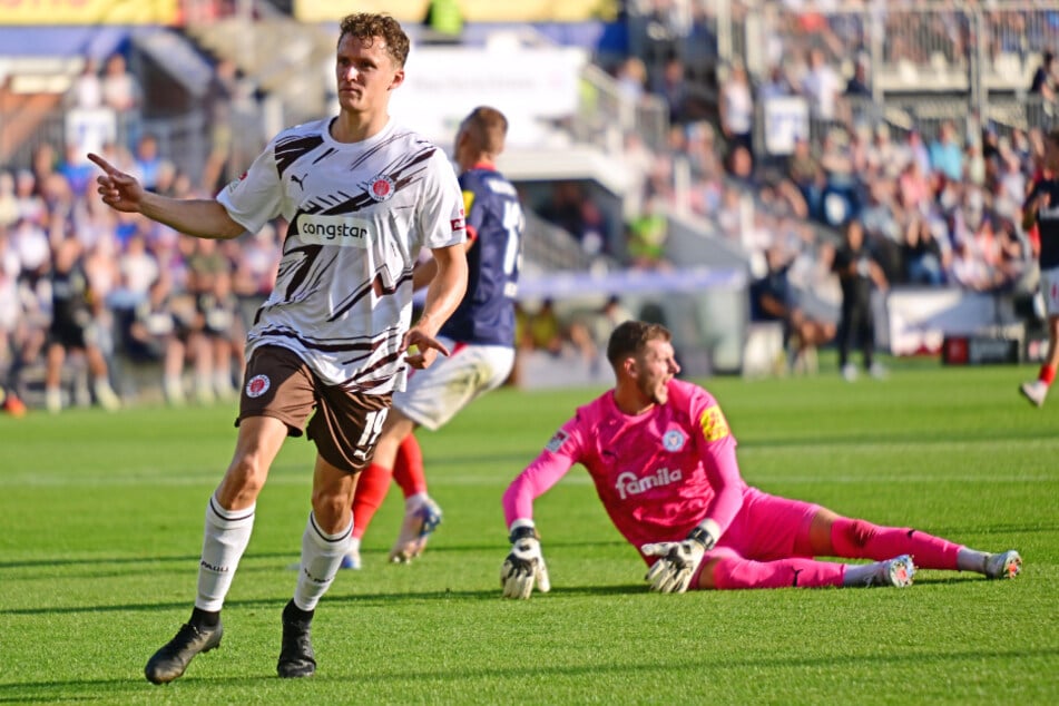 FCSP-Stürmer Martijn Kaars (vorne) dreht nach seinem Führungstreffer jubelnd ab. Im Hintergrund ist KSV-Keeper Timon Weiner geschlagen.