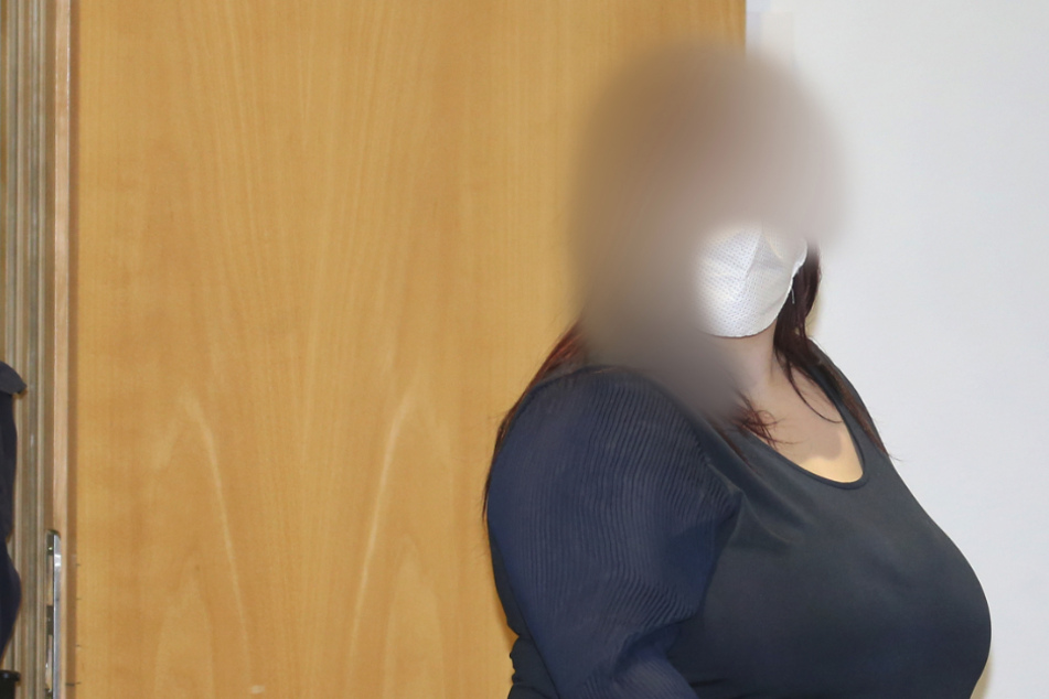 Neugeborenes Baby direkt nach Geburt einfach zum Sterben ausgesetzt?