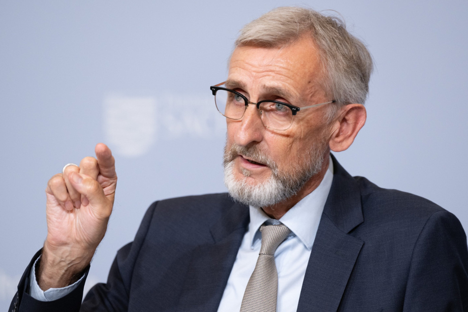 Sachsens Innenminister Armin Schuster (64, CDU) setzt sich für Veränderungen bei der Vorratsdatenspeicherung ein: "Wir müssen dringend die Fähigkeitslücken deutscher Sicherheitsbehörden schließen."