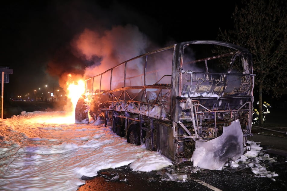 Der Reisebus brannte vollständig aus.
