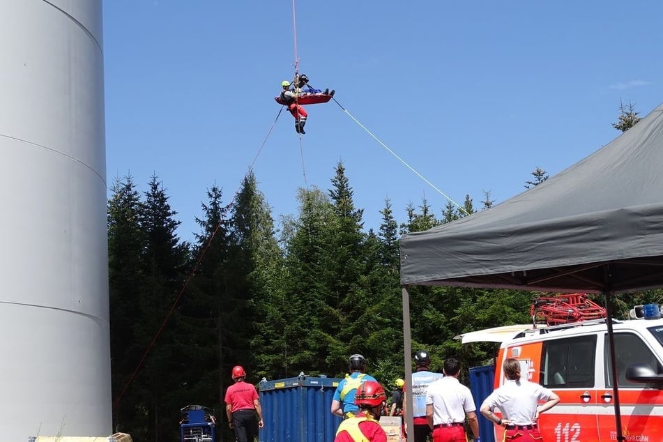 Bandscheibenvorfall in 170 Metern Höhe: Feuerwehr rettet Arbeiter von Windrad