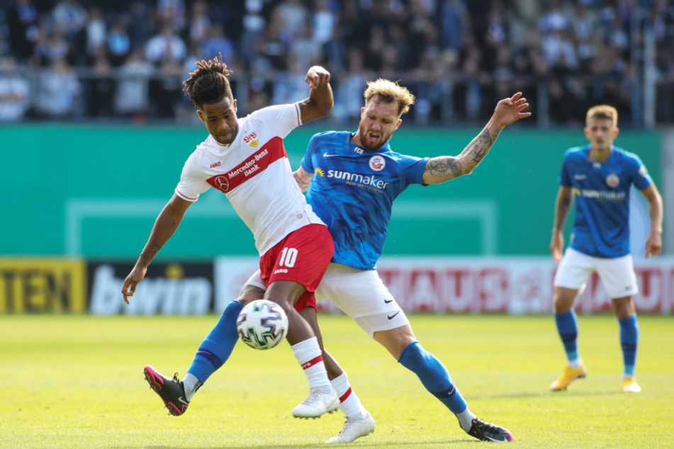 Rostocks Jan Löhmannsröben (r.) mit VfB-Mittelfeldmann Daniel Didavi im Kampf um den Ball.
