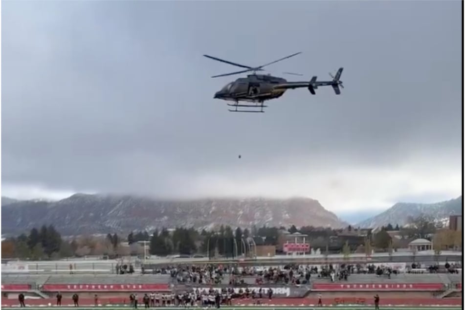 Y el helicóptero ya está en el aire, con su equipo de juegos cayendo.