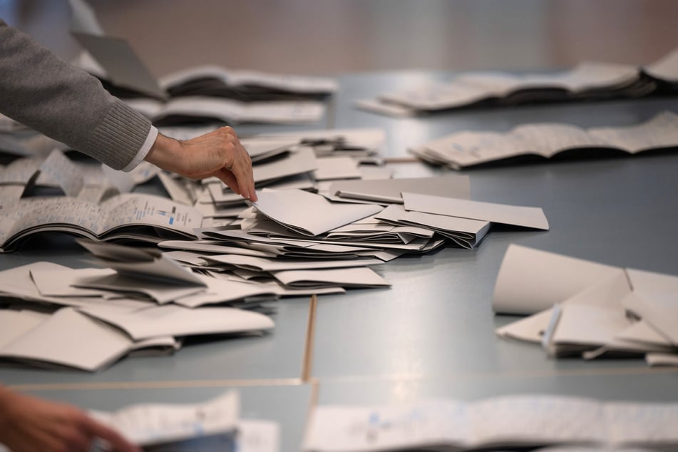 Darüber hinaus werden im Freistaat noch Wahlhelferinnen und Wahlhelfer gesucht.