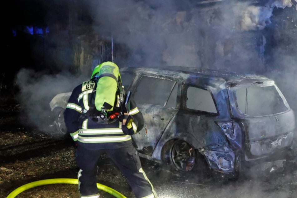 Chemnitz: Brandstiftung? Opel in Chemnitz komplett abgefackelt, Flammen greifen auf Garage über