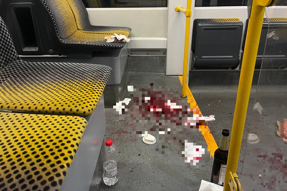 Nach der Tat in der Straßenbahn sicherte die Polizei Spuren.