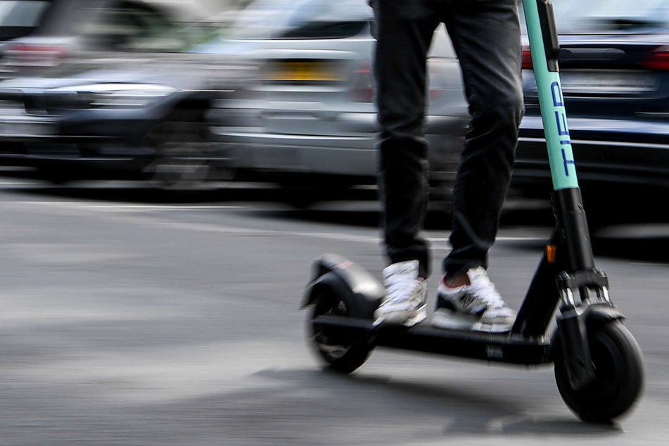 "Mach Platz, Alte": E-Scooter-Fahrer rammt Frau mit Rollator und lässt sie verletzt liegen