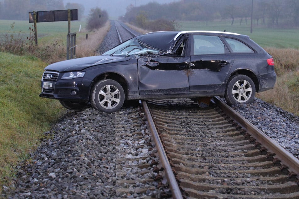 An einem unbeschrankten Bahnübergang ist ein Auto von einem nahenden Zug erfasst worden.