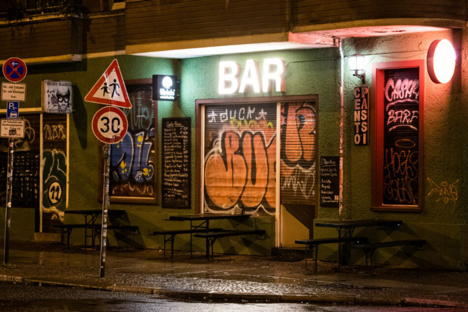 Blick auf eine geschlossene Bar im Stadtteil Friedrichshain.