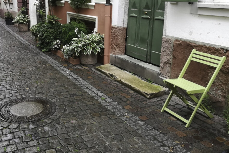 Der Senior darf auf seinem Klappstuhl sitzen bleiben.