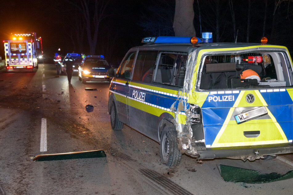 Drei Verletzte nach Crash mit Polizei-Transporter