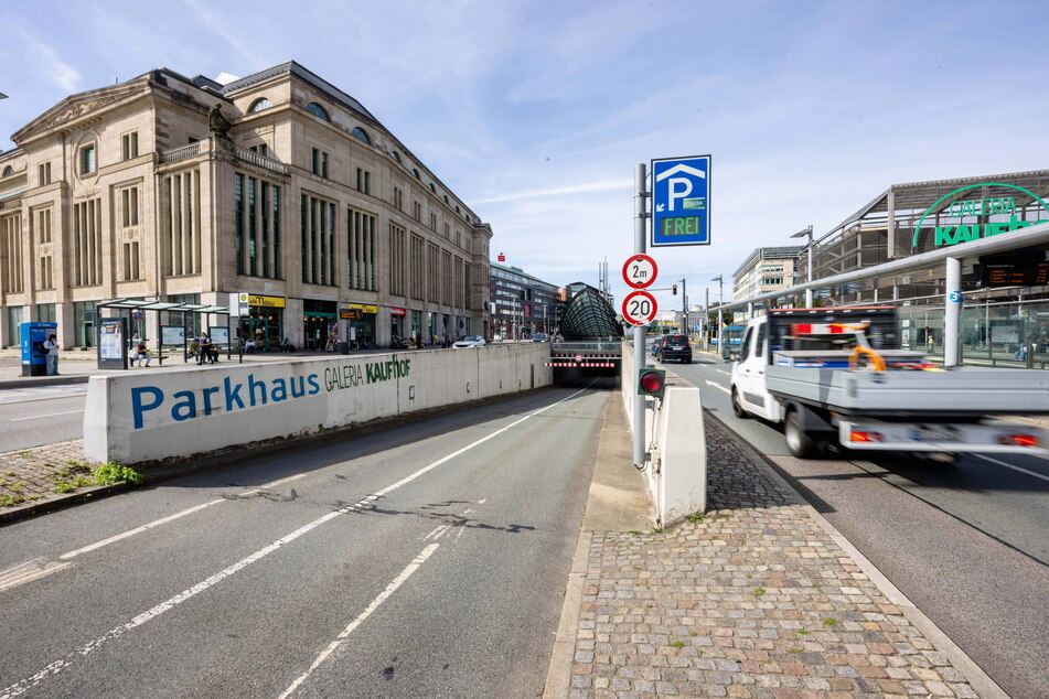 Parkhaus Galeria Kaufhof: In der Einfahrt lesen Scanner die Autokennzeichen. Manchmal auch nicht.