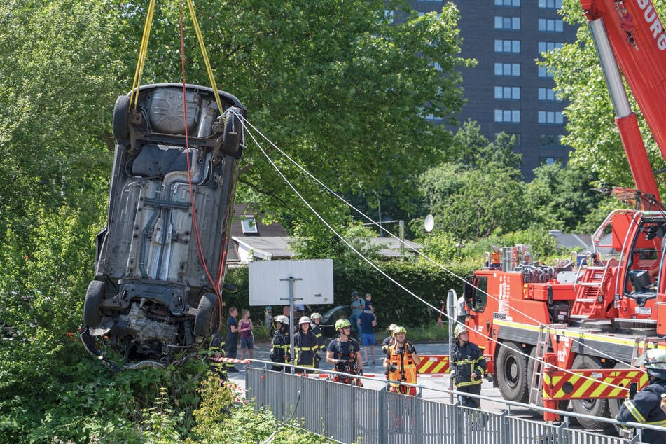 Bei der Bergung des Fahrzeugs musste die Höhenrettung unterstützen.