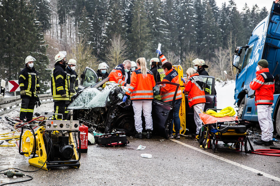 Wagen kracht frontal in Laster: 36-Jähriger schwerst verletzt!