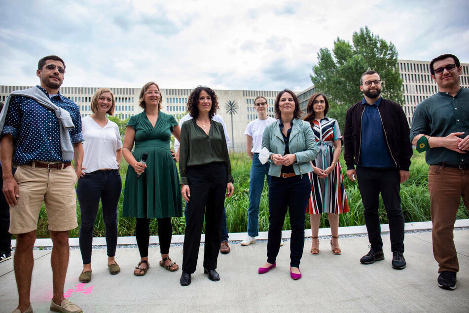 Die Grünen-Politikerin Tuba Bozkurt hat das Originalfoto bei Twitter veröffentlicht, auf dem links und rechts der Frauengruppe drei Männer zu sehen sind.
