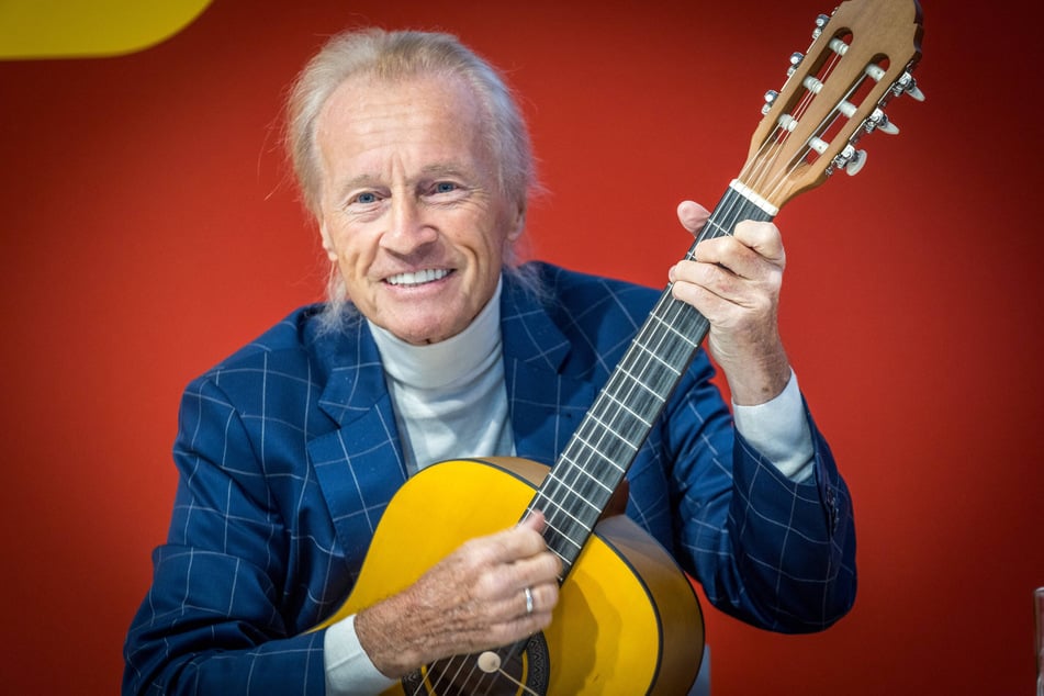 Schlagersänger Christian Anders (81) überlegt, Pop-Sängerin Rihanna (38) zu verklagen.