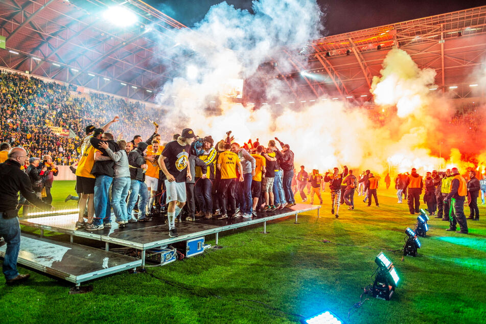 Nach dem Spiel in Magdeburg und dem feststehenden Aufstieg gab's nach der Rückkehr in Dresden eine spontane Aufstiegsfete.