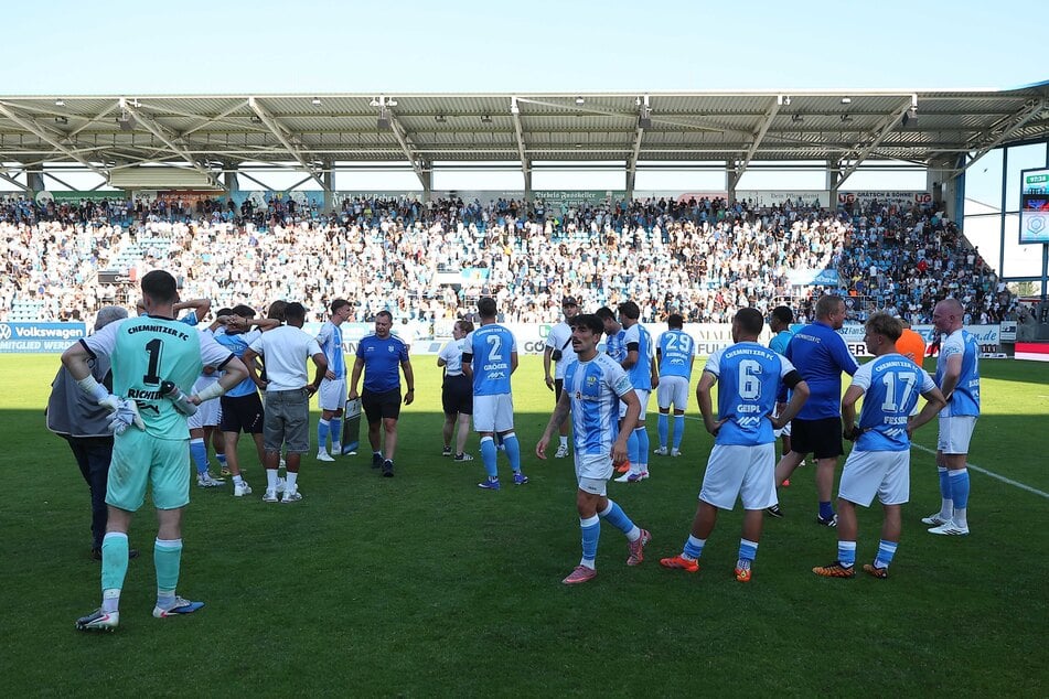Gedrückte Stimmung trotz Derbysieg. Auf der Gegengerade gab es nach Abpfiff einen medizinischen Notfall.