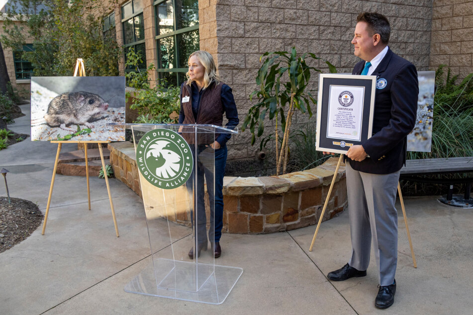 Vertreter der San Diego Zoo Wildlife Alliance präsentieren das Guinness-World-Records-Zertifikat für Pat.