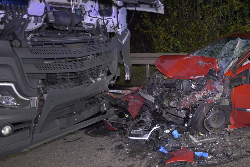 Tödlicher Unfall auf der A45: Falschfahrer kracht frontal in Sattelzug