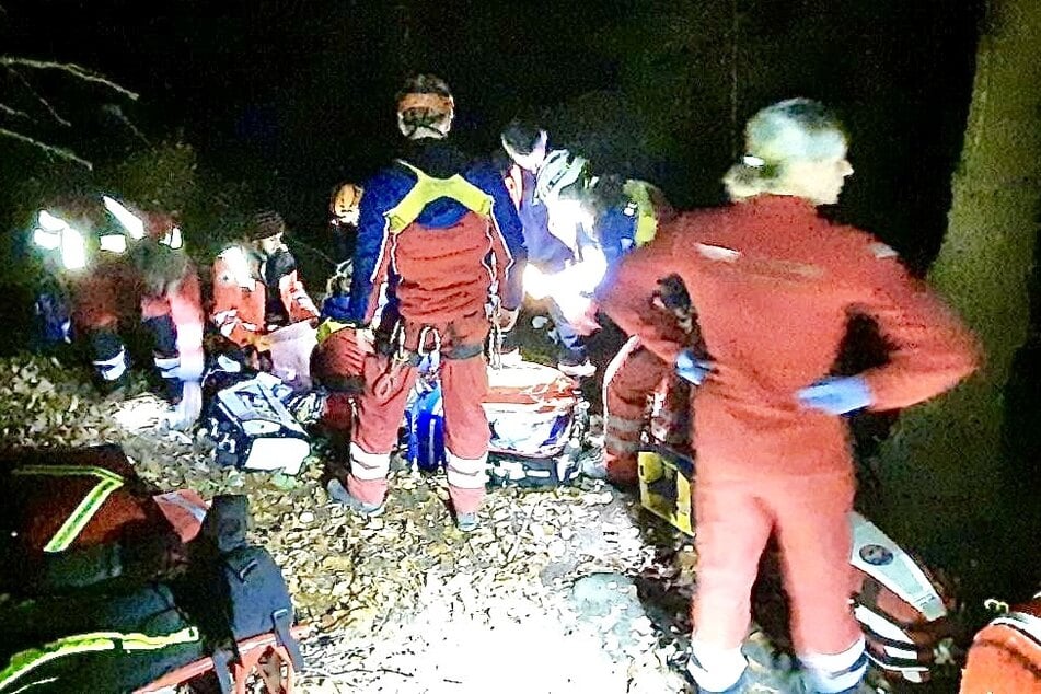Einsatzkräfte kämpften am Freitagabend im Kirnitzschtal vergeblich um das Leben eines Wanderers (†44).