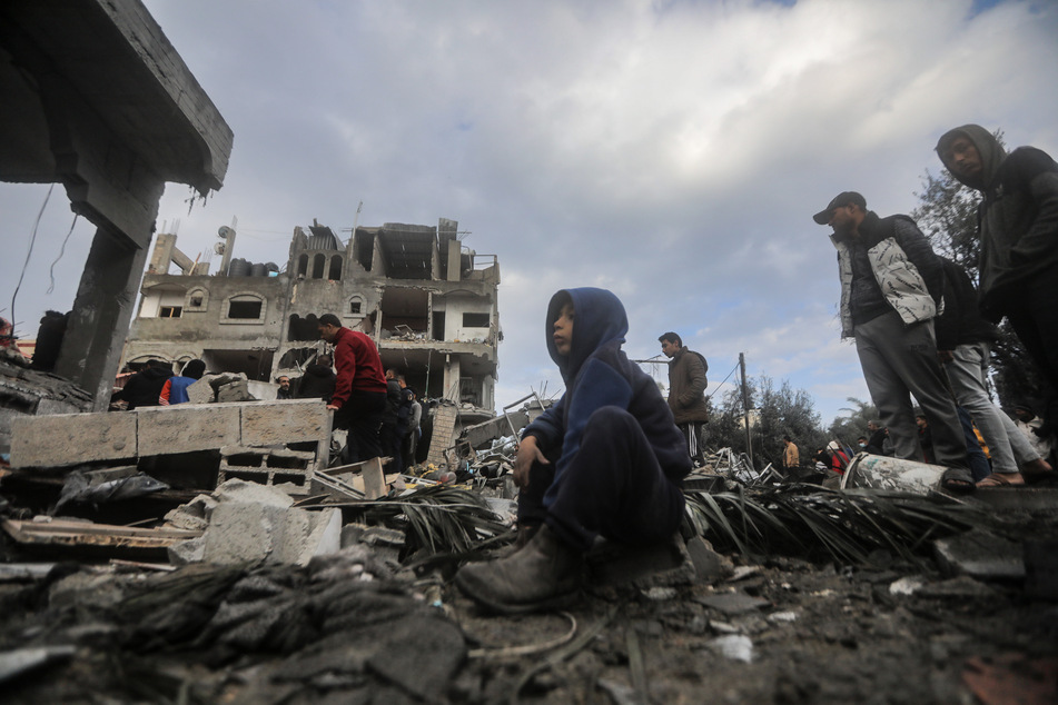 Palästinenser suchen in den Trümmern zerstörter Gebäude nach Opfern des schweren israelischen Bombardements im Flüchtlingsviertel Al-Maghasi im zentralen Gazastreifen.