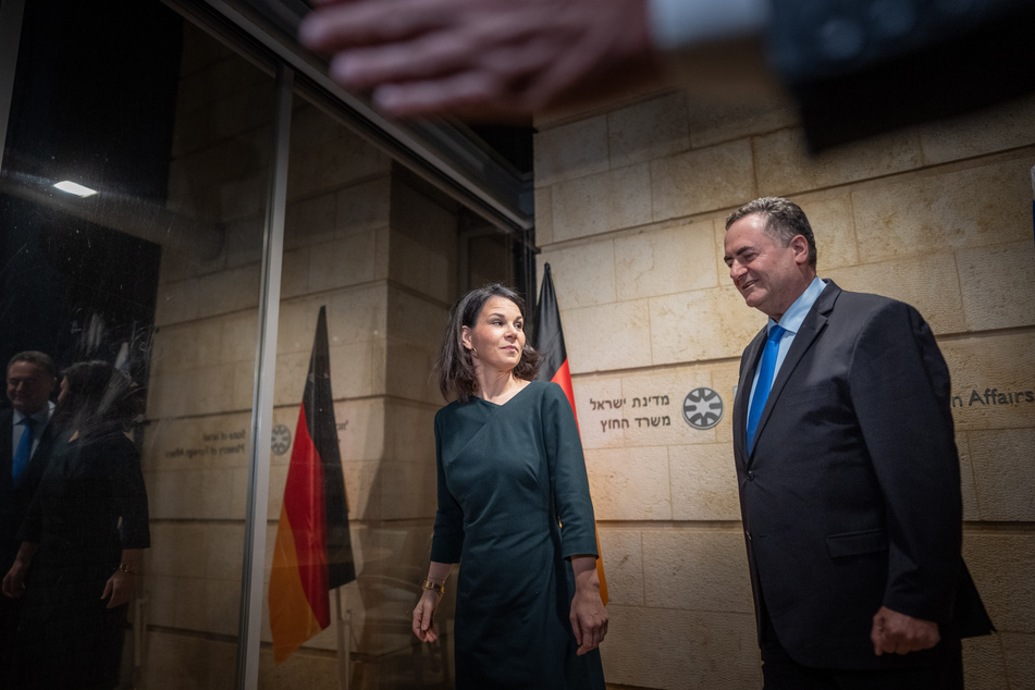Außenministerin Annalena Baerbock (43) steht neben Israel Katz (68), Außenminister von Israel zu Beginn ihrer Nahostreise.