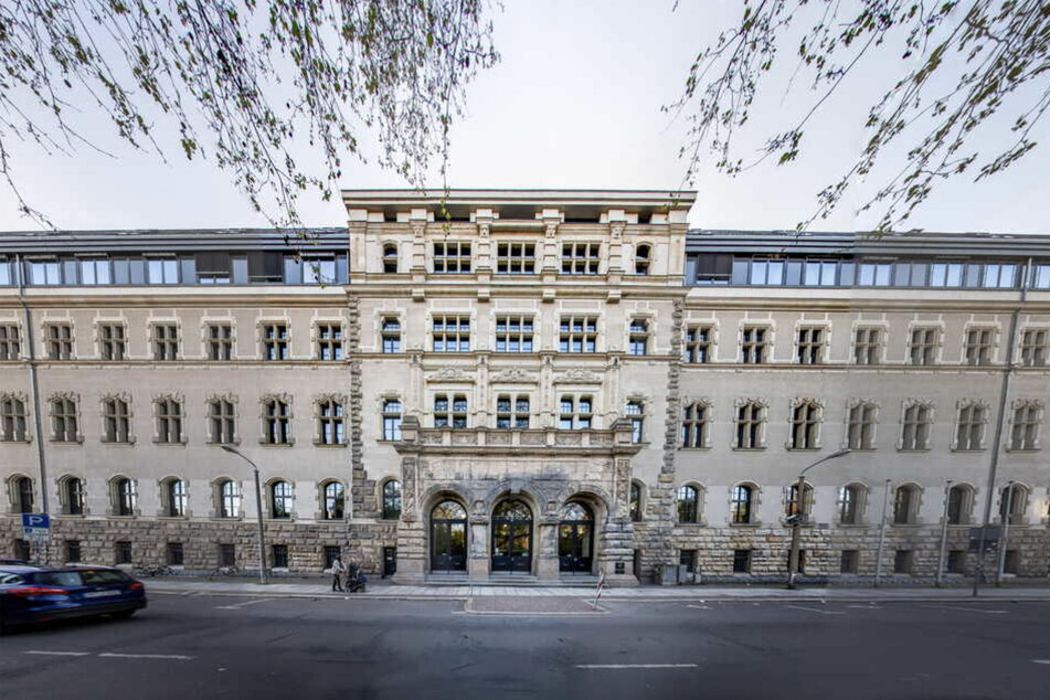 Spürhunde durchsuchten am Mittwochvormittag das Amtsgericht in Leipzig. Laut einer anonymen Anruferin war dort eine Bombe versteckt gewesen.