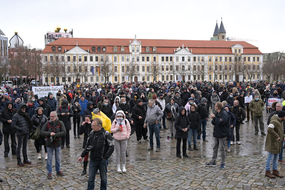 Während in vielen deutschen Städten und auch hier in Magdeburg gegen Corona-Maßnahmen protestiert wird, steigt die Sieben-Tage-Inzidenz in Sachsen-Anhalt zum ersten Mal seit Wochen wieder über 100.