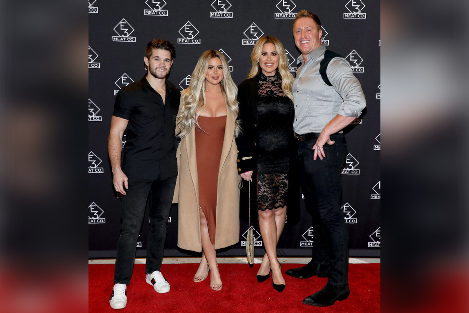 Kroy Biermann und Kim Zolciak zusammen mit Tochter Brielle Biermann (26) und deren Freund Zach Baus.