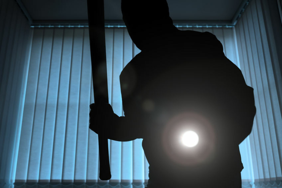 Ein Räuber drang in der Nacht in die Wohnung eines Senioren ein und verletzte ihn schwer. (Symbolbild)