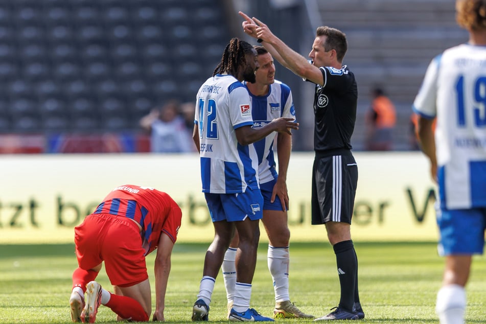 Deyovaisio Zeefuik (28, 2.v.l) kann den Platzverweis nicht nachvollziehen.