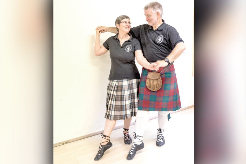 Stilecht in Kilt und Ghillie-Schuhen: Geraldine (60) und Holger Schuckelt (62) beim Tanzen.