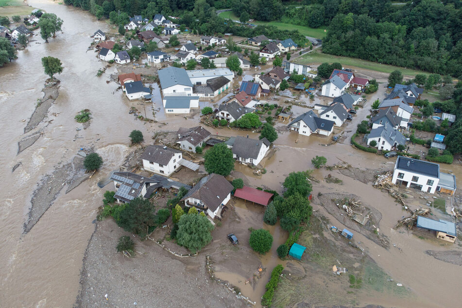 Ganze Dörfer in Rheinland-Pfalz, wie hier das Dorf Insul, sind von der Flutkatastrophe betroffen. Auch Sachsen bereitet sich auf drohende Unwetter vor.