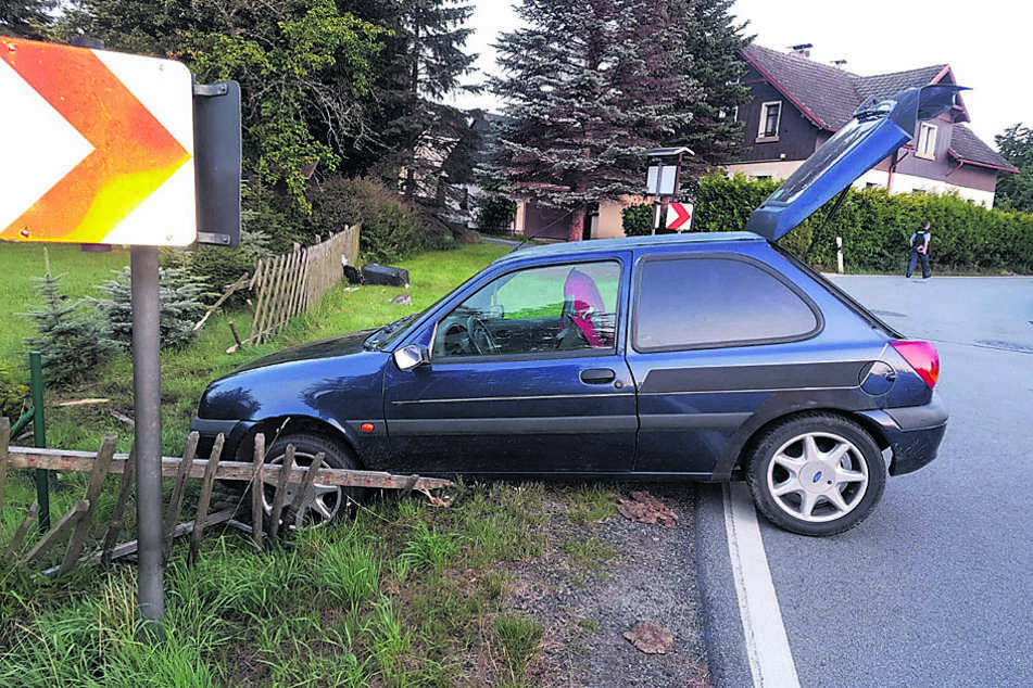 Kurve nicht gekriegt? Der Unfallwagen steht schwer beschädigt am Straßenrand.